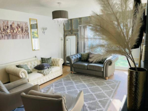 6-Bed Luxury Hot Tub Retreat - Large Groups